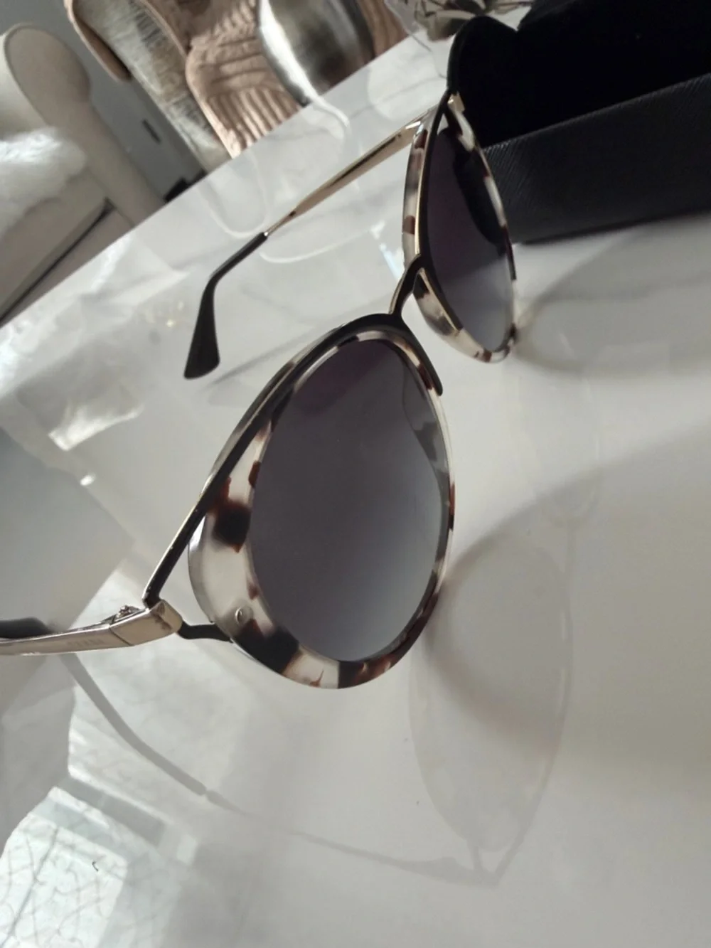 Authentic Prada Tortoiseshell Round Sunglasses Gold Accent Frame - Picture 14 of 15